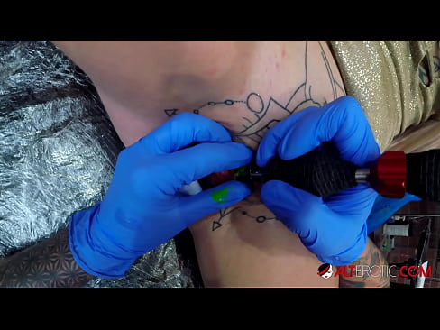 ❤️ Extreem getatoeëerde hottie Sully Savage kreeg een tatoeage op haar clitoris Porno vk at porn nl.porngifer.ru ❌❤